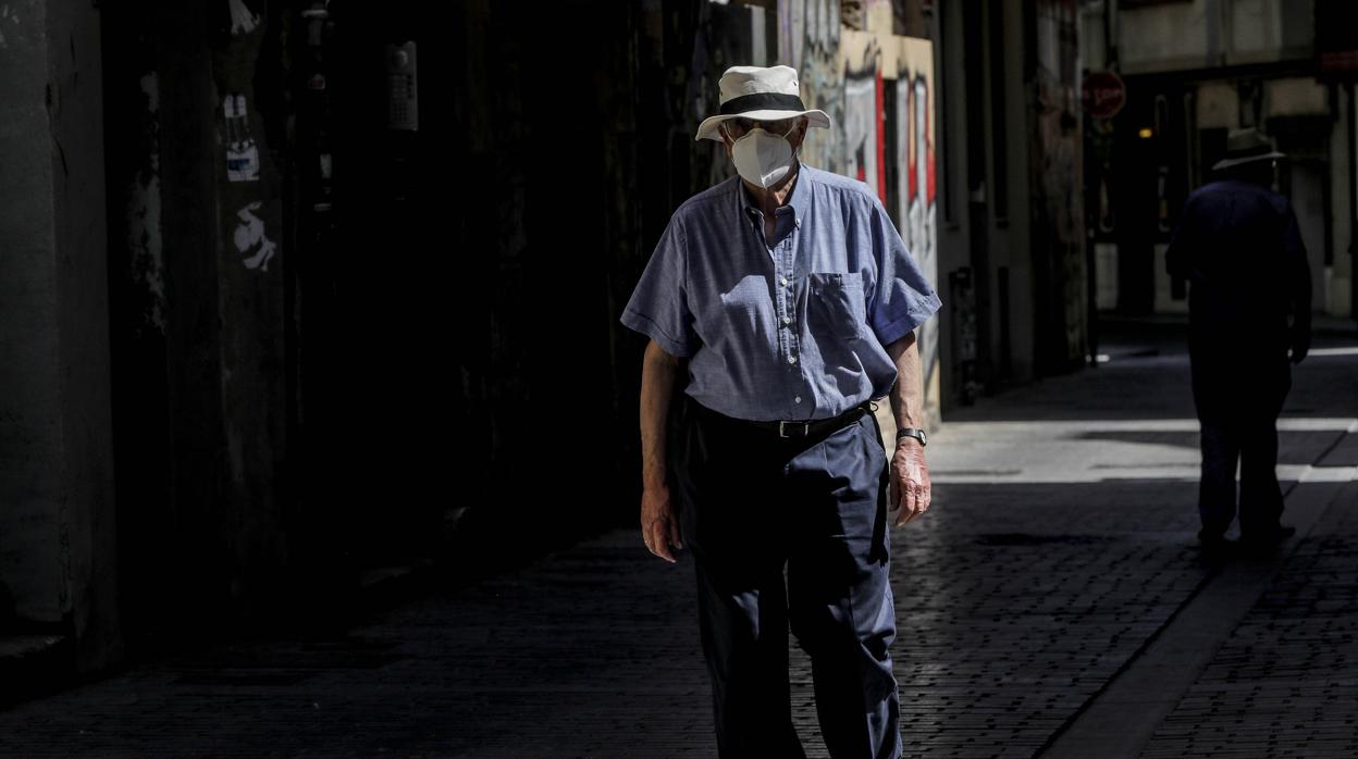 Un anciando pasea este miércoles por las calles de Valencia