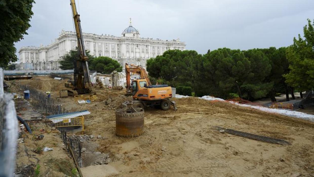 Las excavadoras trabajan, ayer, sobre el túnel de Bailén