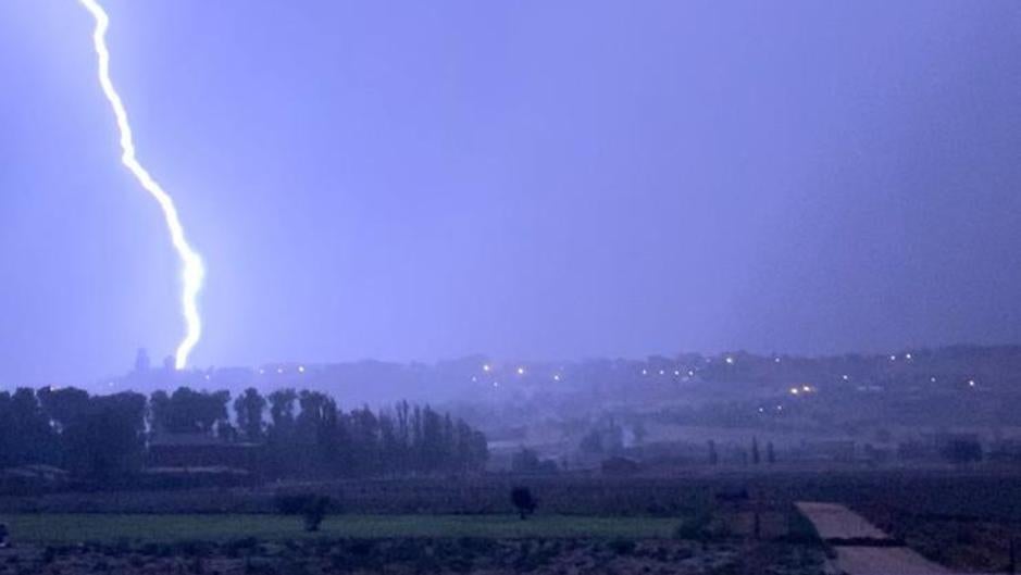 Las tormentas descargan 2.500 rayos en Castilla y León