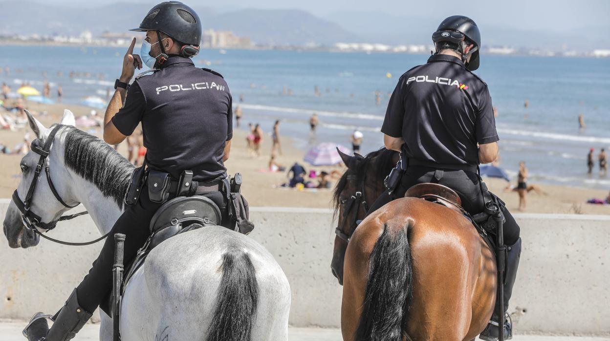 Imagen de dos agentes de la Policía en Valencia