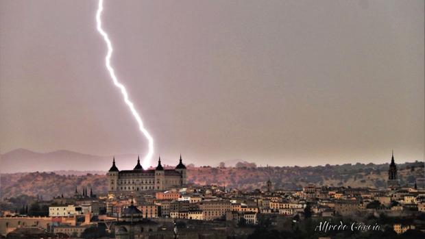 Impresionante imagen de un rayo que atraviesa el Casco de Toledo en plena tormenta