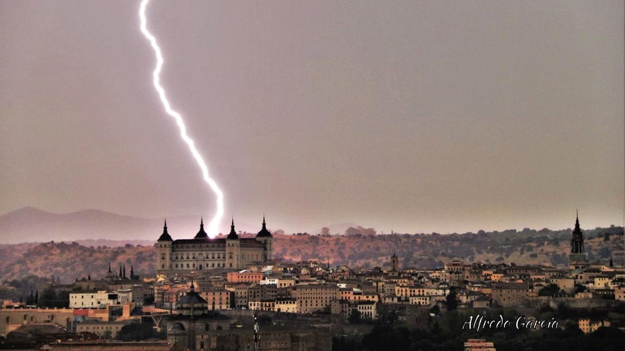 Impresionante imagen de un rayo que atraviesa el Casco de Toledo en plena tormenta