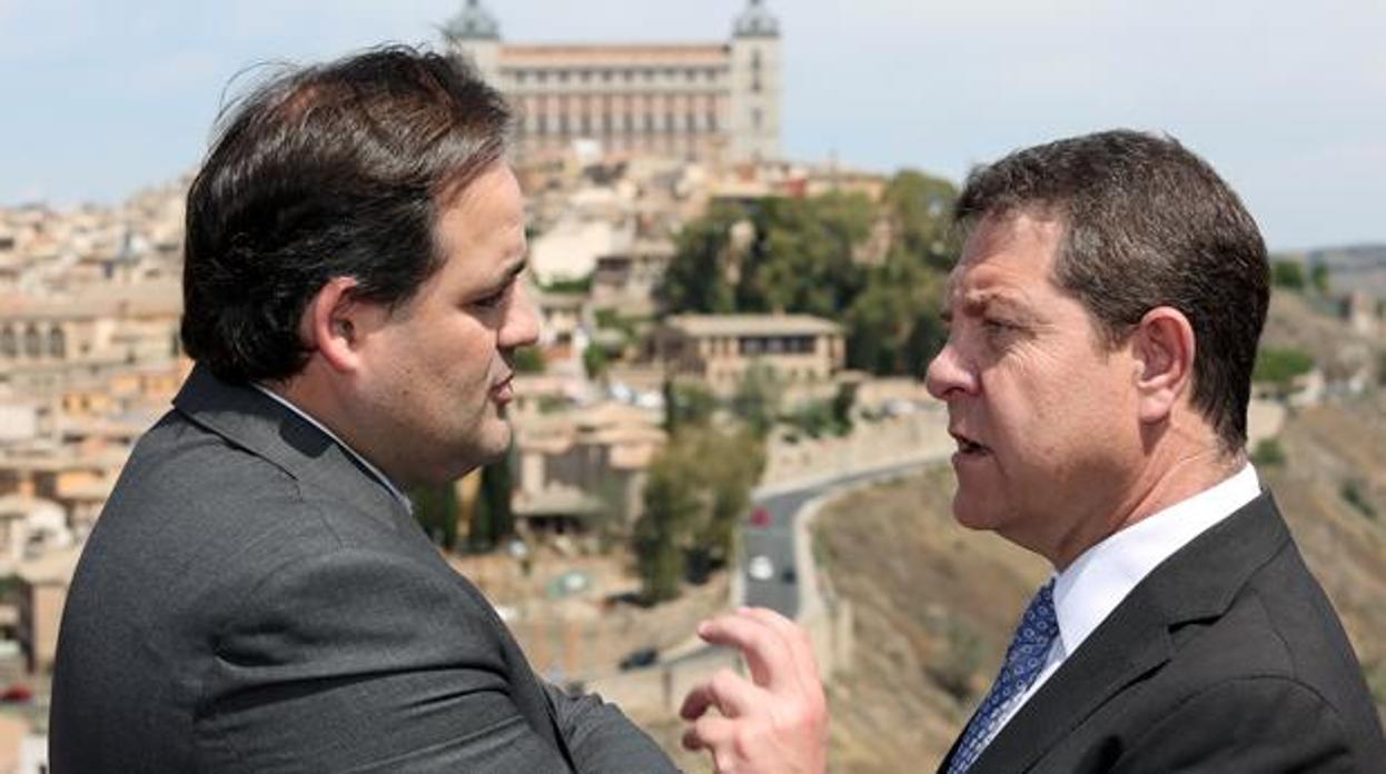 Page y Núñez conversan con Toledo al fondo en esta imagen de archivo