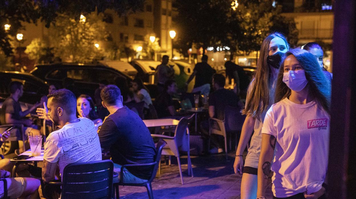 Jóvenes en una terraza por la noche este mes de agosto