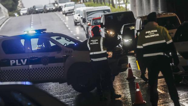 Detenido en Valencia por intentar atropellar a un policía al denunciarle por no llevar mascarilla