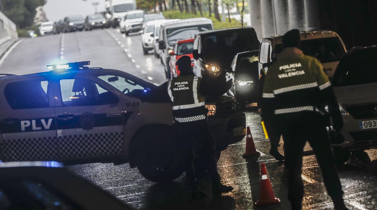 Imagen de archivo de un control de Policía en Valencia por el coronavirus