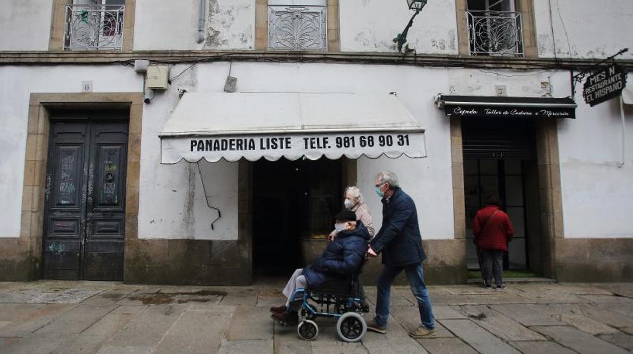 Un grupo de personas, en una calle de una ciudad gallega, en una imagen de archivo