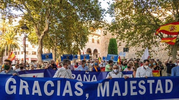 Unas 300 personas se manifiestan en Palma en favor del Rey y de la Monarquía