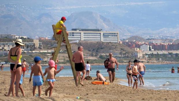 Un anciano de 85 años muere ahogado en la playa del Serradal con bandera roja