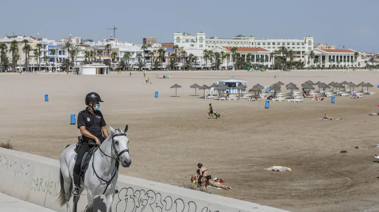 Imagen de un policía en la playa de Valencia tomada la pasada semana