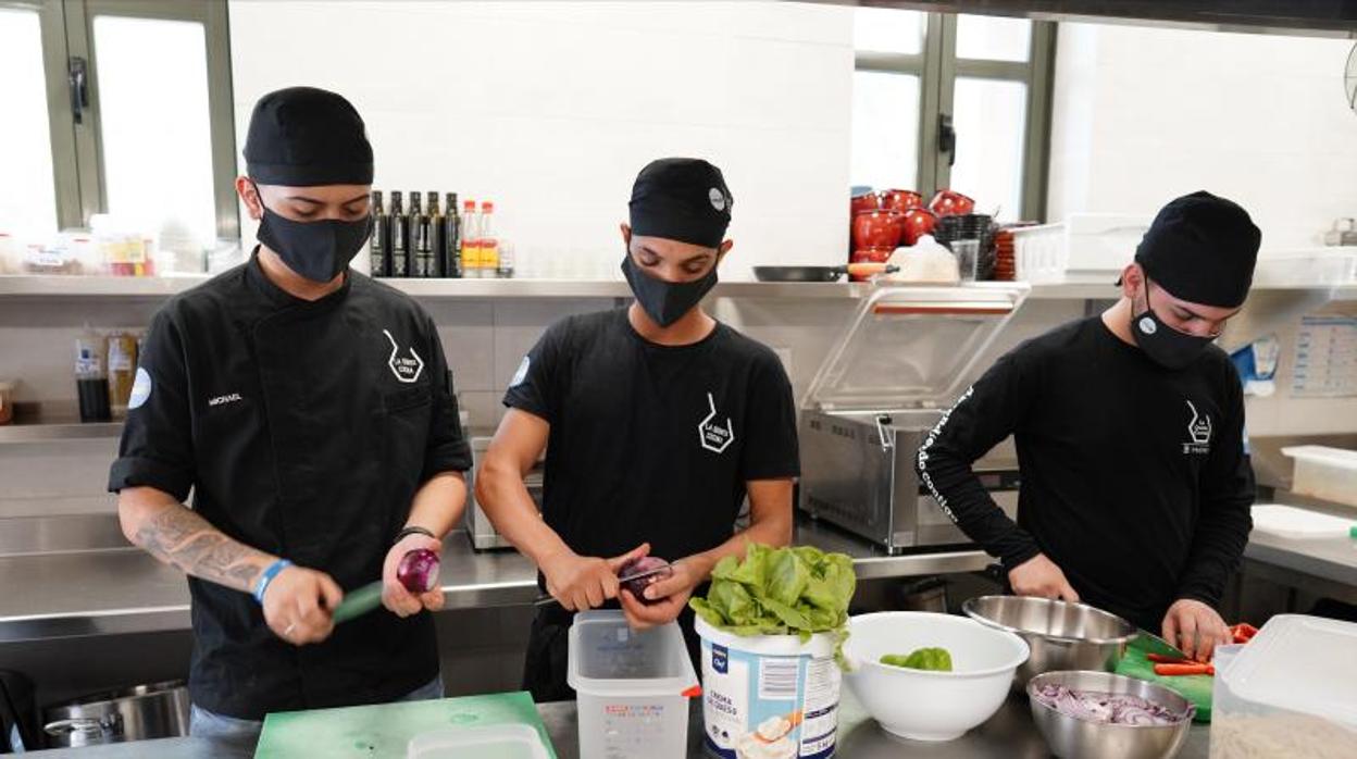 Michael Loyola junto a dos de sus compañeros en las cocinas del palacio de la Quinta de los Molinos