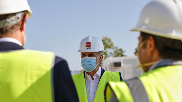 Madrid no descarta prohibir también que se fume en la calle si no se guarda la distancia