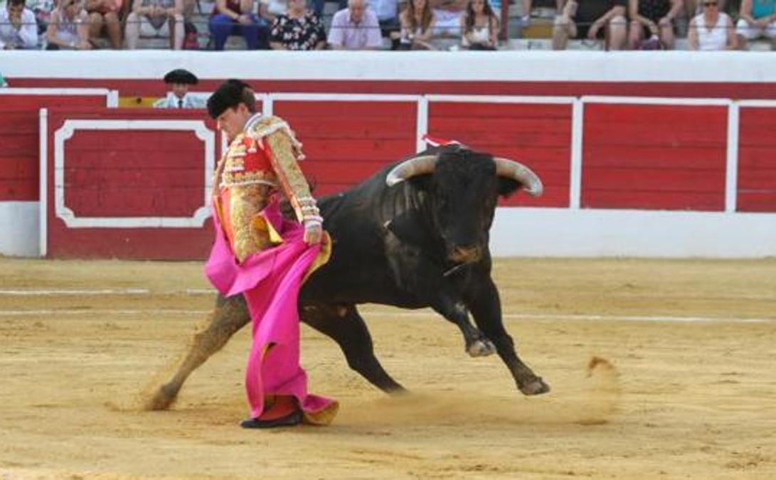 Javier Cortés se luce con el capote en una corrida celebrada en Añover de Tajo