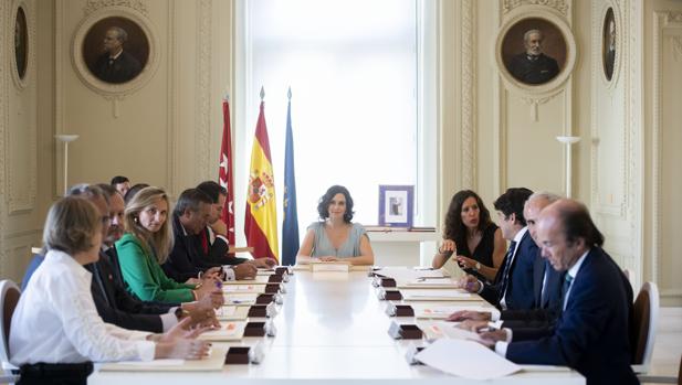 La promesa de Ayuso de reducir el Gobierno dispara los rumores de cambios