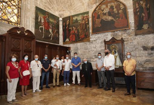 Cristianos de la asociación Aramia, junto al arzobispo