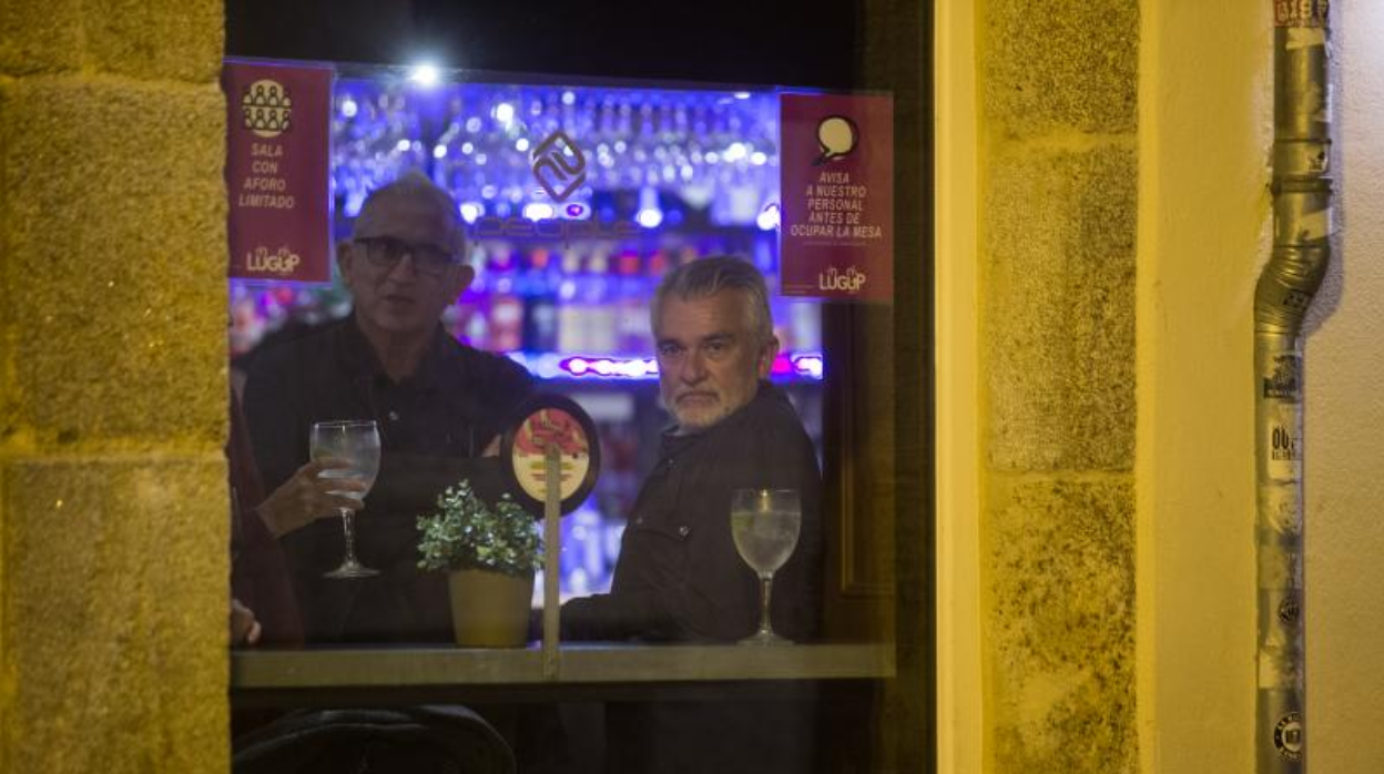 Dos hombres toman una copa en el centro de Lugo