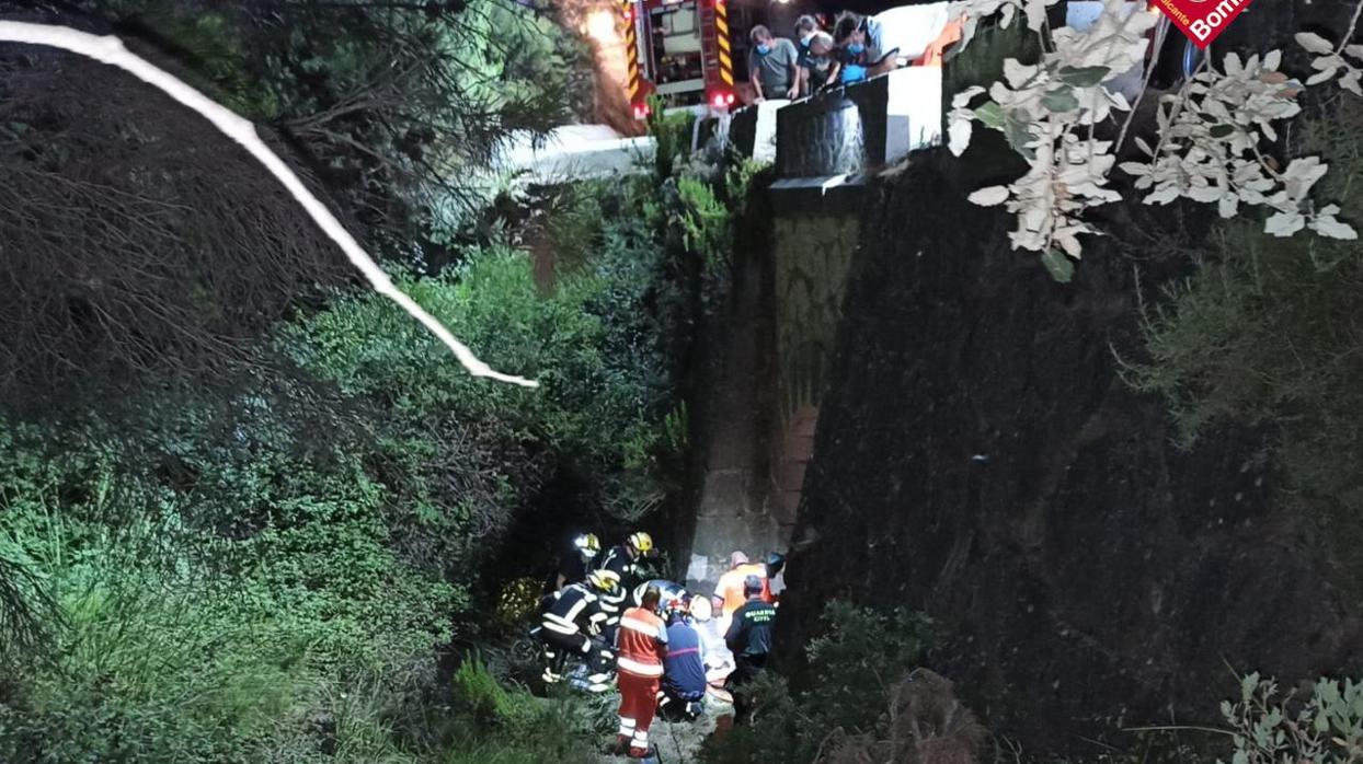 El puente por el que ha caído la chica menor de edad