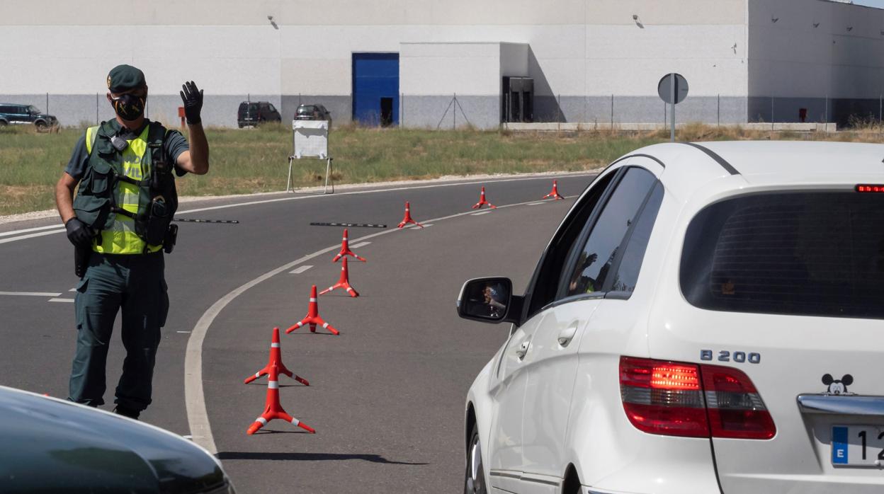 Control de la Guardia Civil a la entrada del municipio de Íscar durante el confinamiento