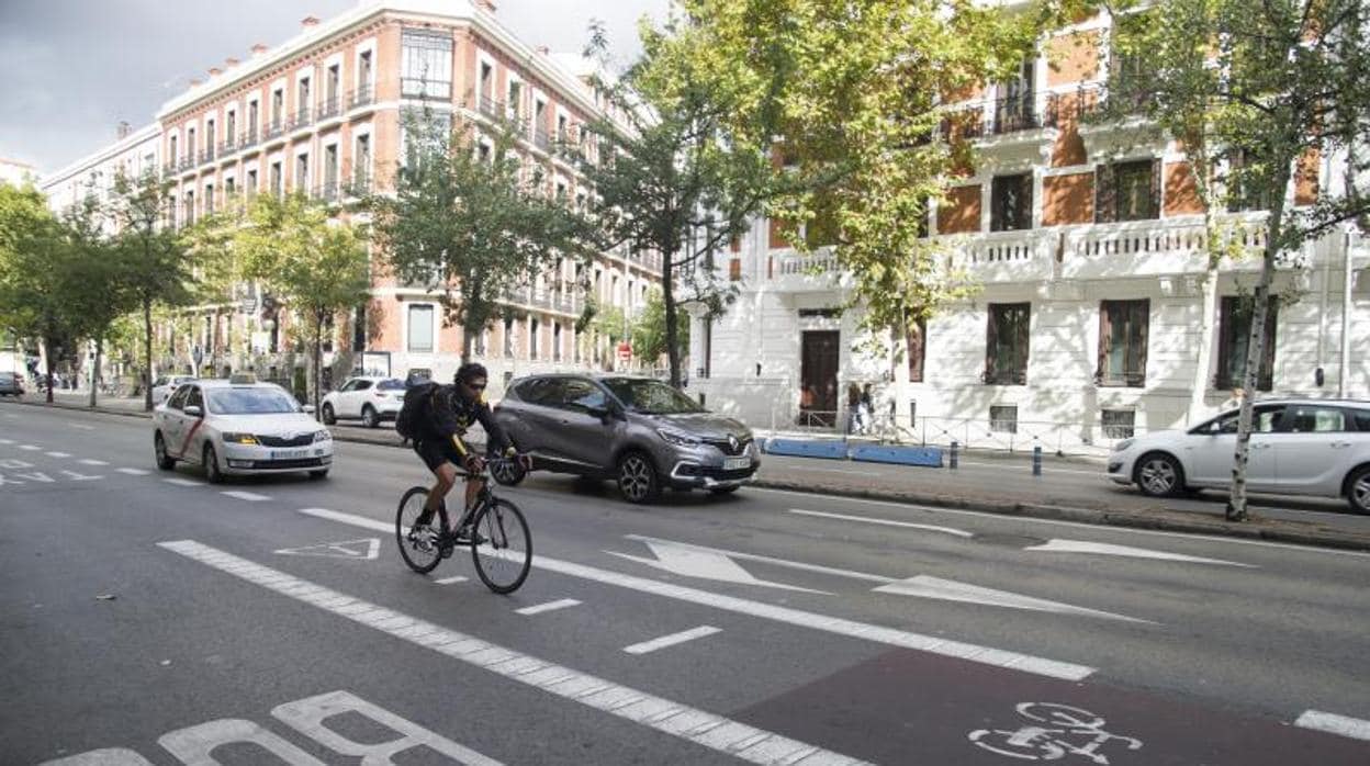 Un ciclista recorre el carril bici de la calle de Alonso Martínez