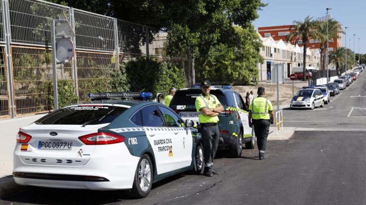 Efectivos de la Guardia Civil y la Policía Local en una intervención