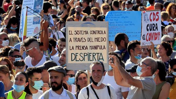 Almeida y Ayuso afean a la Delegación del Gobierno que autorizase la manifestación antimascarillas