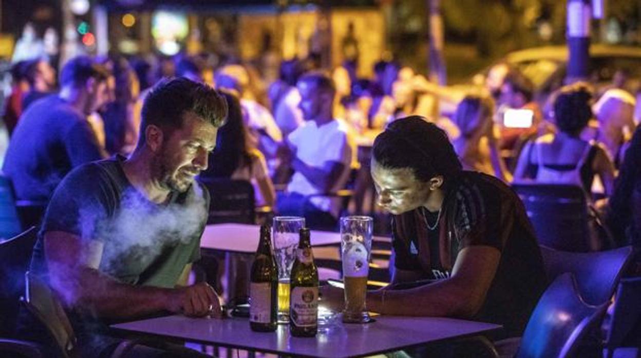 Jóvenes en una terraza de noche