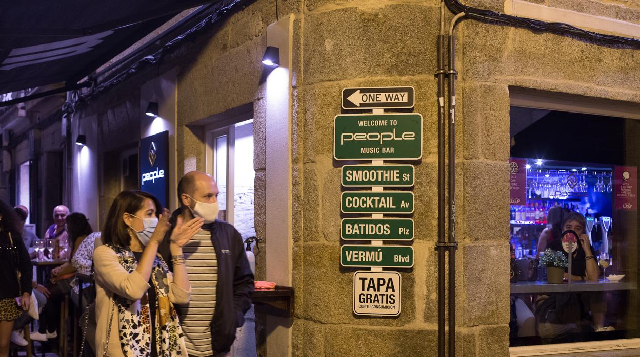 Ambiente nocturno en una calle de Lugo