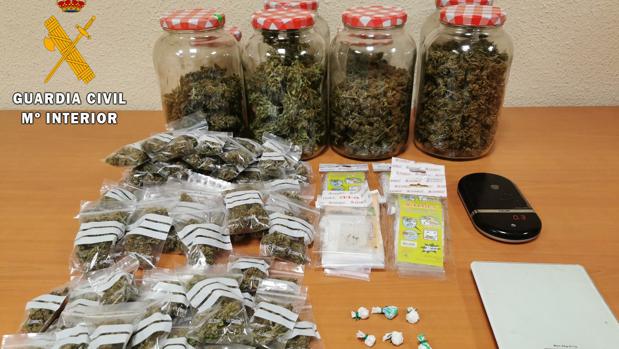 Desmantelados dos puntos de venta de droga en Mora