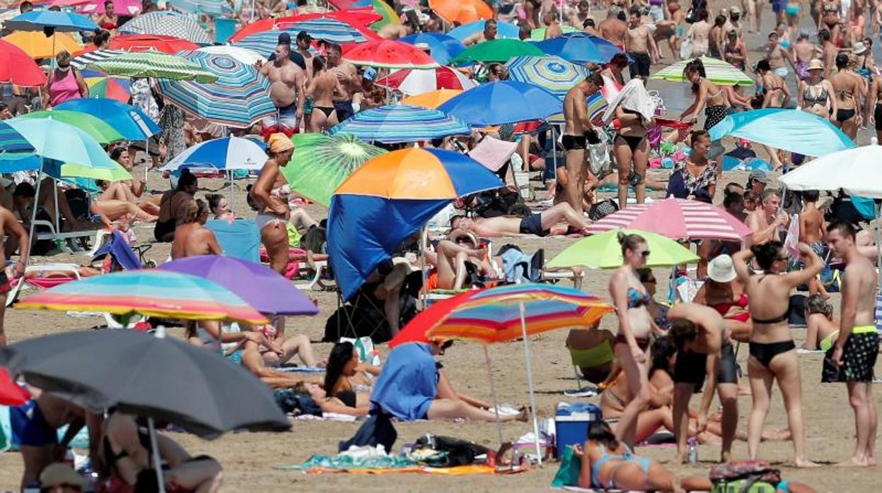 Una playa de Valencia llena de bañistas