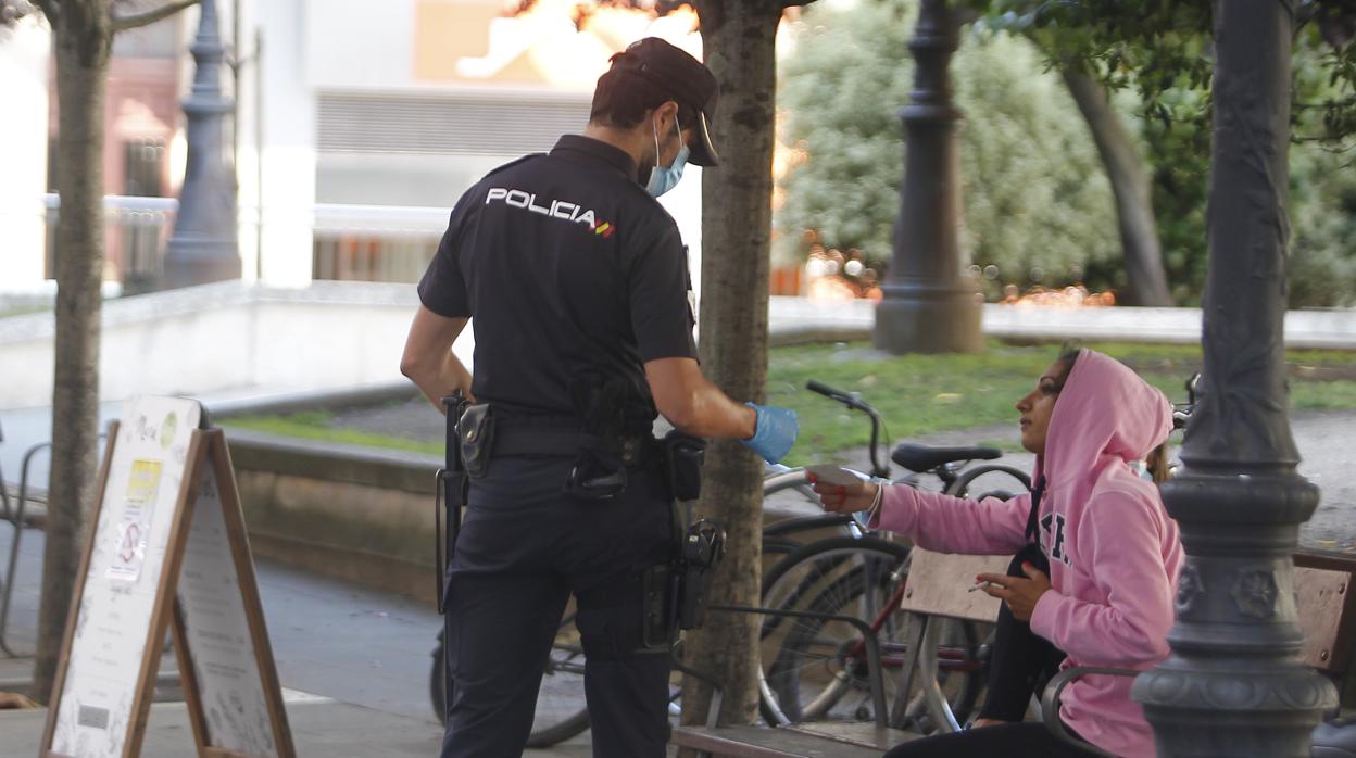 Un agente vigila en Galicia a una persona que fuma sin mascarilla