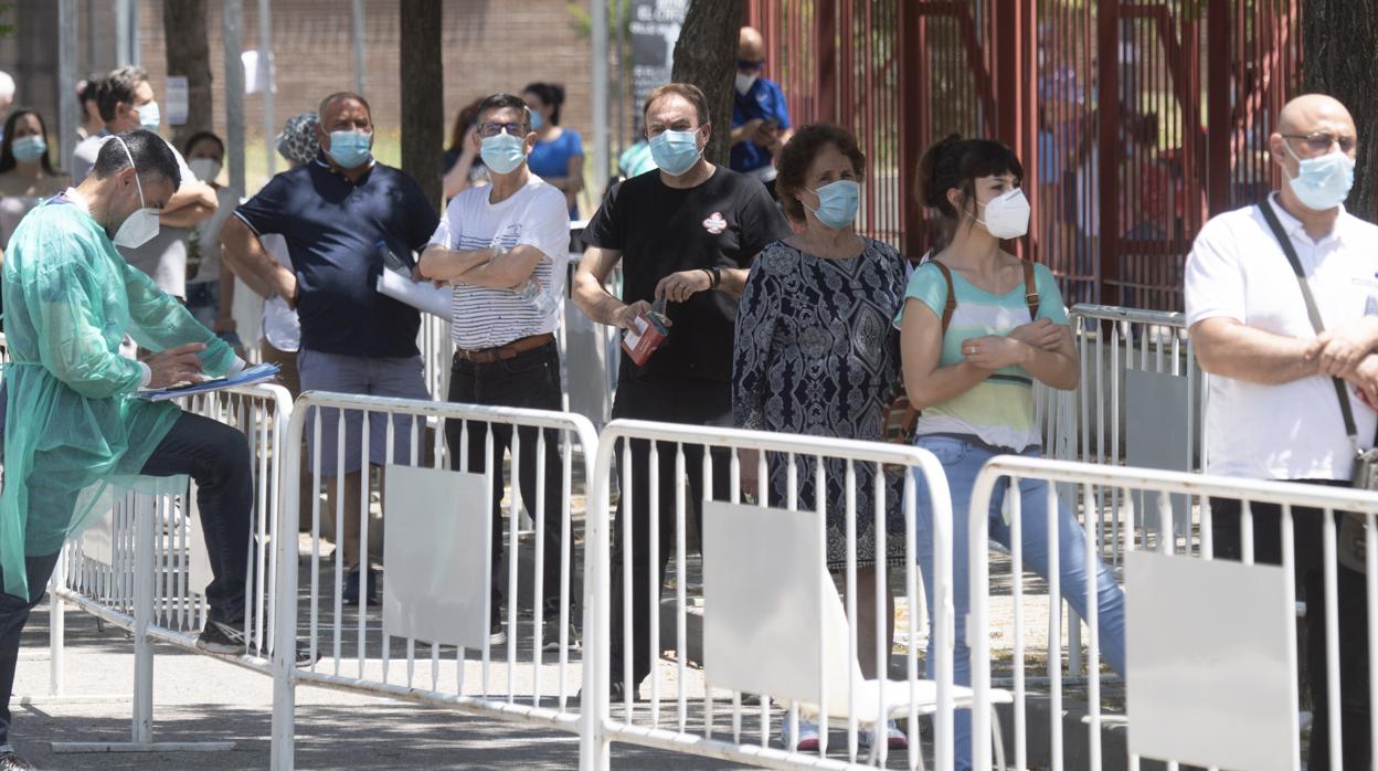 Varias personas aguardan su turno para realizarse la prueba PCR, en Torrejón de Ardoz