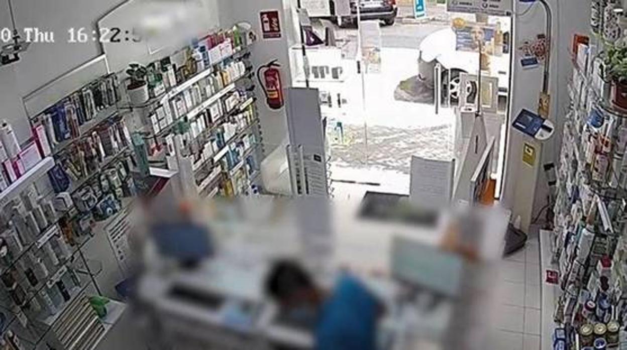 Imagen de la cámara de seguridad de una de las farmacias atracadas en la capital