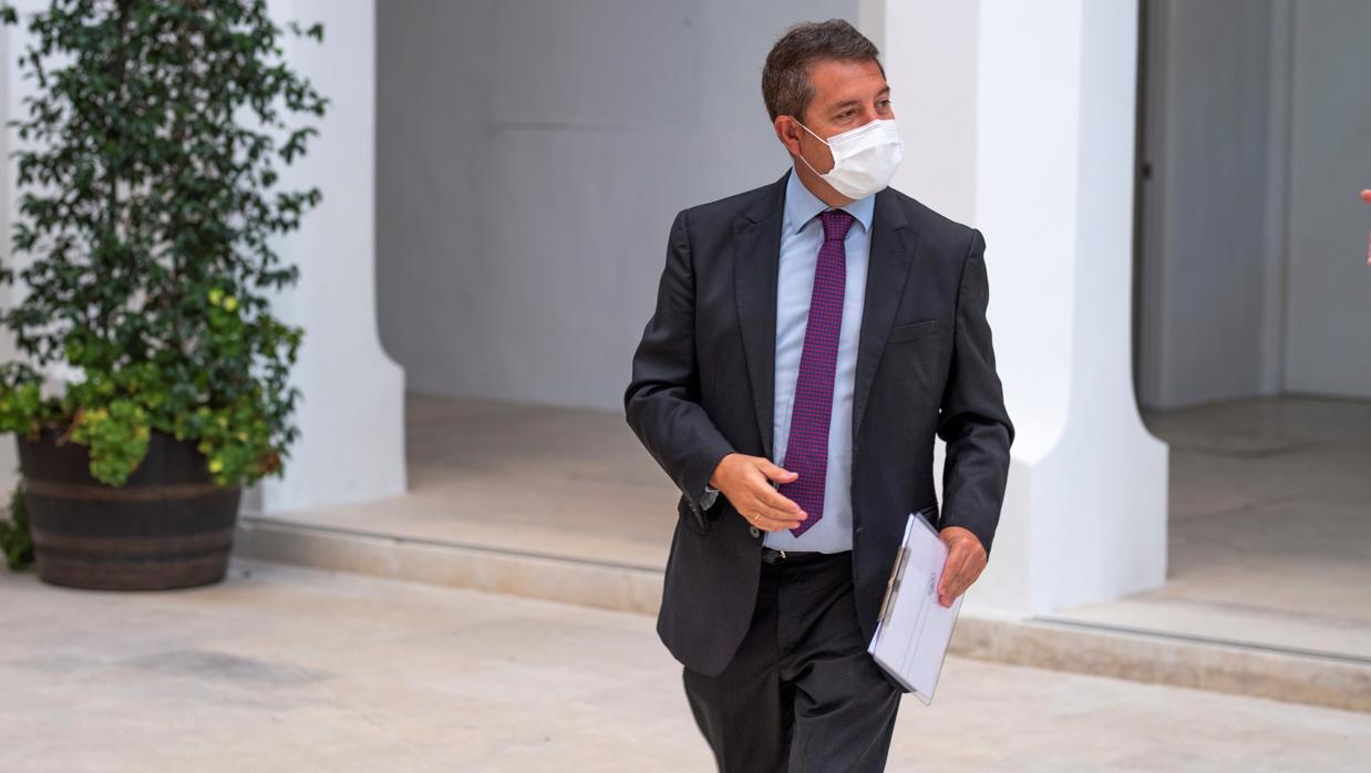 El presidente de Castilla-La Mancha, Emiliano García-Page, en el patio del Palacio de Fuensalida