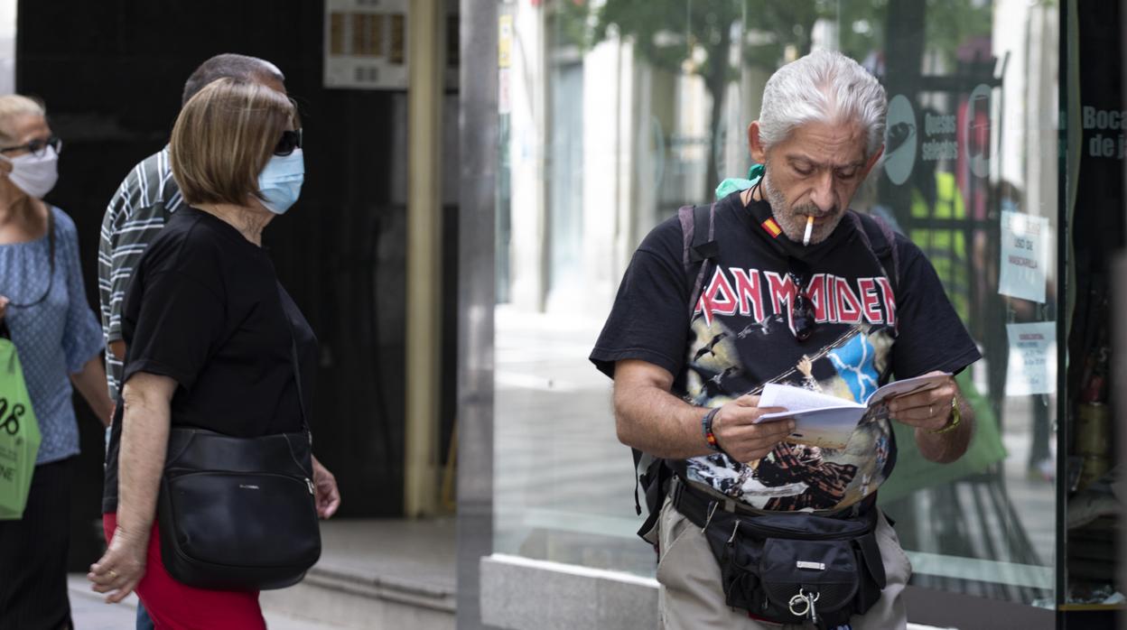 Un hombre fumando en la calle, el día de la entrada en vigor de su prohibición