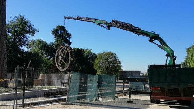 Retiran la Noria del Huerto del Francés del Retiro para reparar sus daños