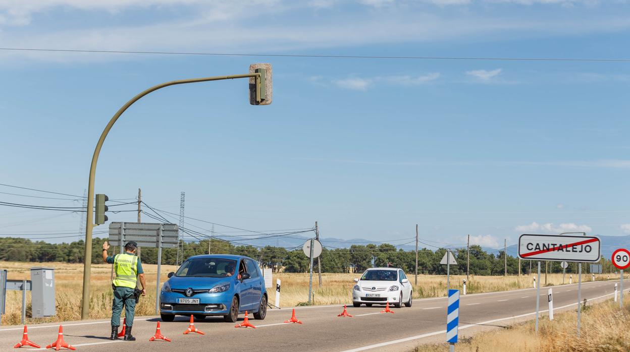 Entrada de coches a Cantalejo parados por la Guardia Civil