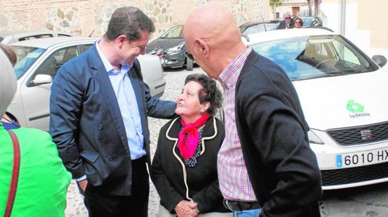 El presidente de Castilla-La Mancha, junto a su madre, Gregoria Sánchez, en una imagen de archivo