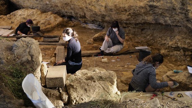 Mascarillas y gel hidroalcohólico en el Valle de los Neandertales de Madrid