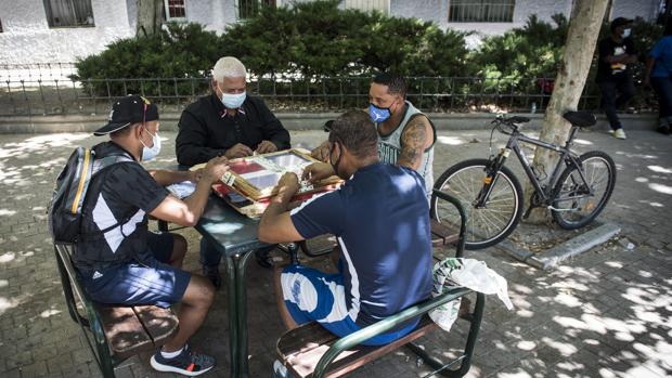 Los vecinos del sur de Madrid ignoran el confinamiento voluntario: «La gente se salta la cuarentena»