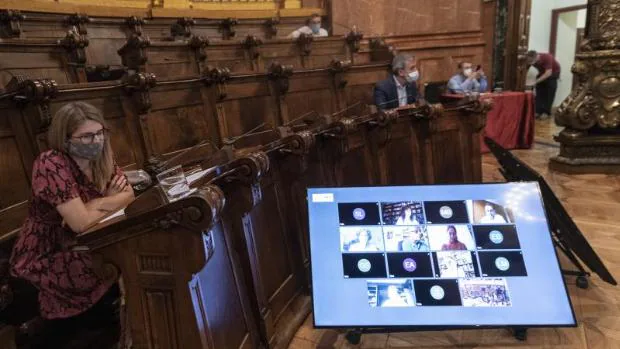Valls exige a Colau anular el pleno antimonárquico en el Ayuntamiento de Barcelona