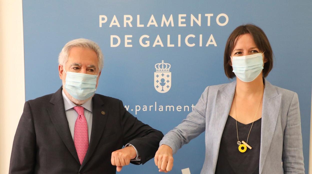 La líder del BNG, Ana Pontón, acompañada por el Presidente del Parlamento de Galicia, Miguel Santalices, durante la ronda de consultas previa a la investidura en la que la política habló del inicio de curso