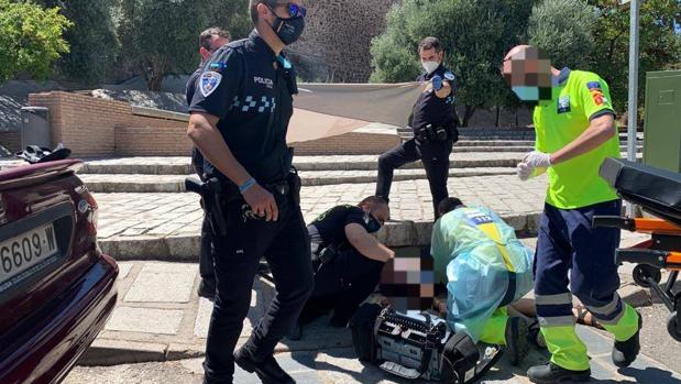 La Policía Local auxilia a una joven que cayó desvanecida en plena calle