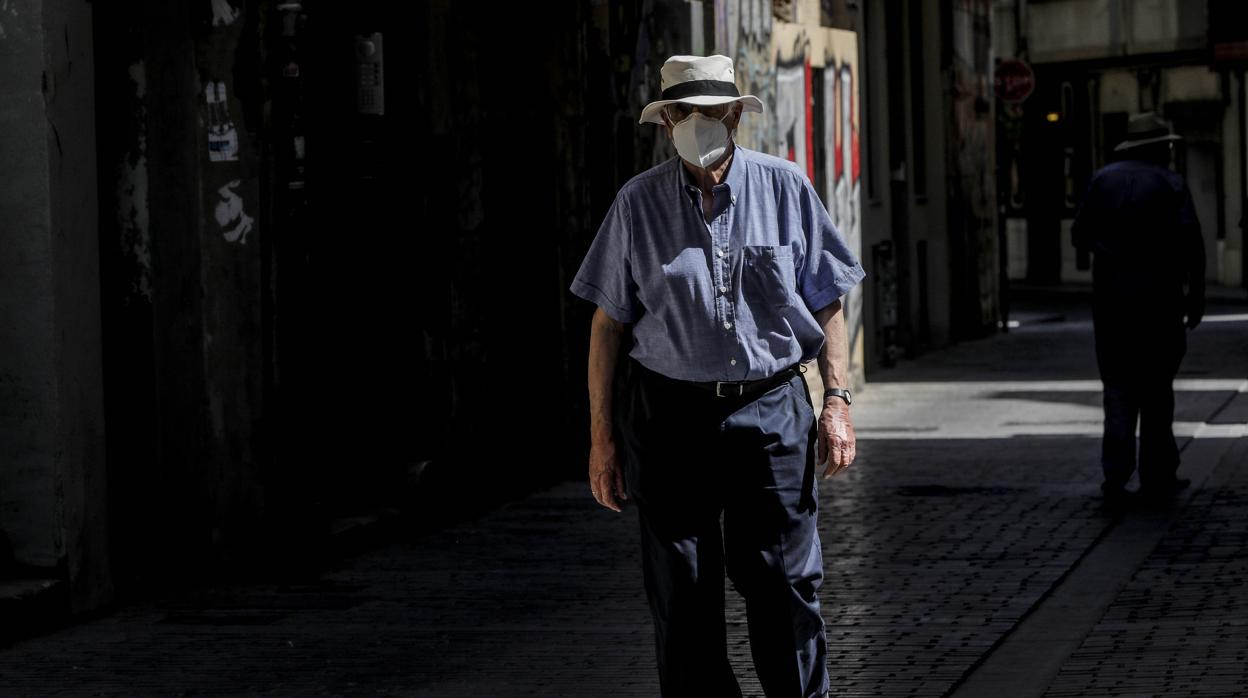 Un hombre con mascarilla en Valencia