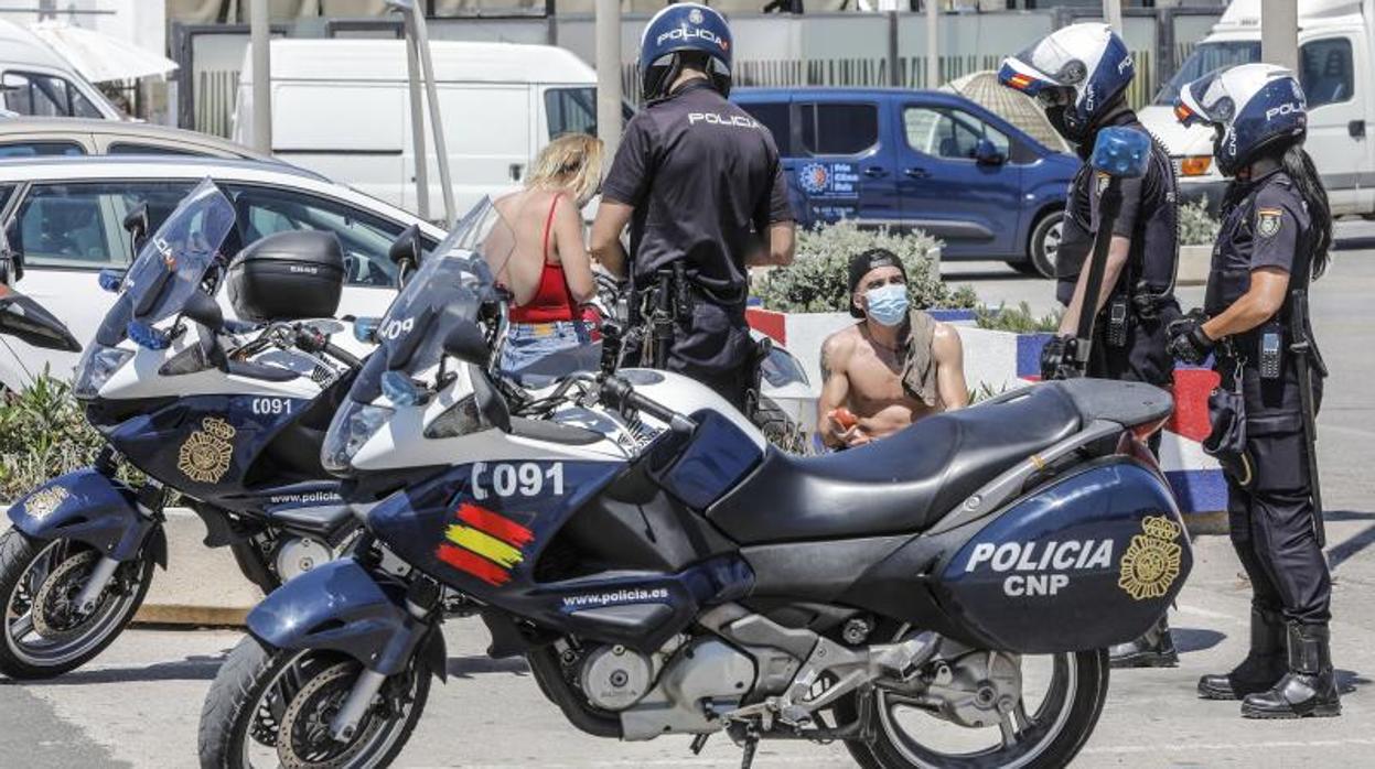 Controles de la Policía Nacional en Valencia el pasado fin de semana