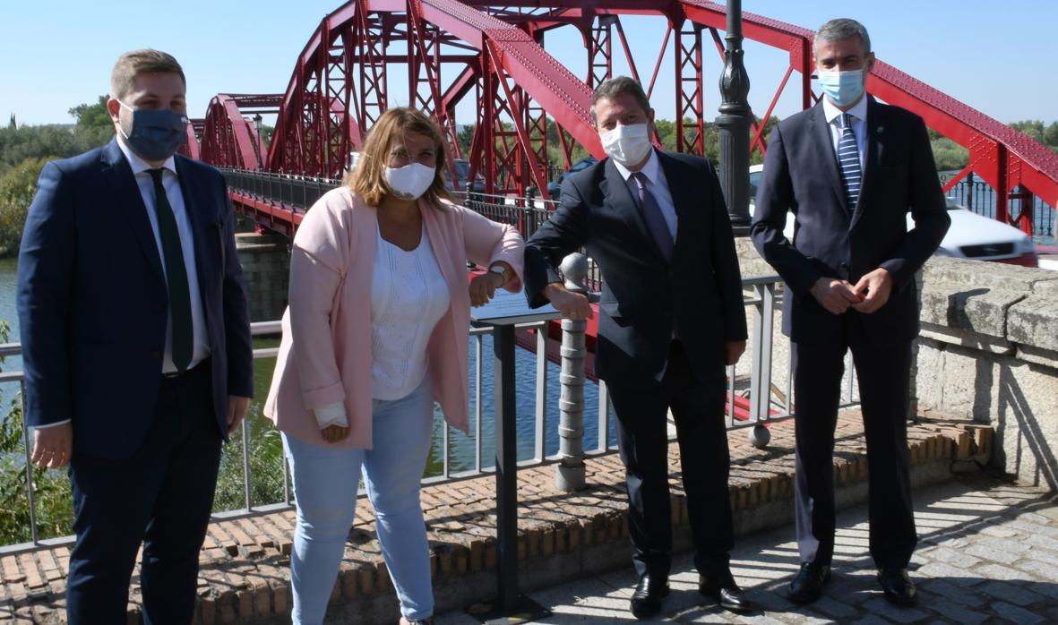 Tita García y Emiliano García-Page se saludan en presencia del consejero de Fomento y del presidente de la Diputación de Toledo