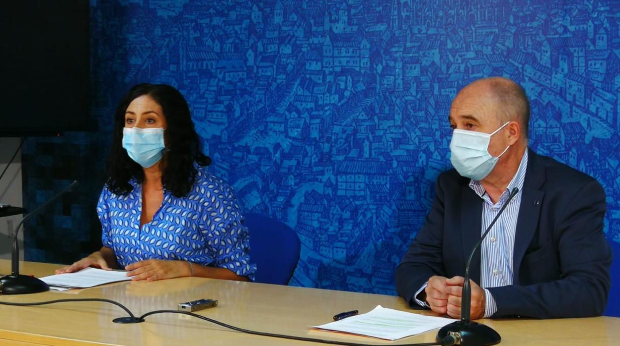 Los concejales Noelia de la Cruz y Francisco Rueda, durante la rueda de Prensa