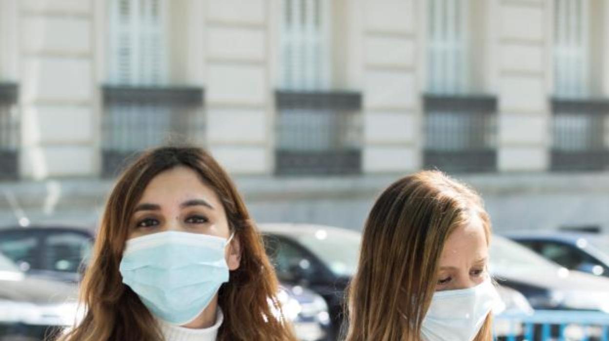 Dina Bousselham y su abogada, Marta Flor, en la Audiencia Nacional