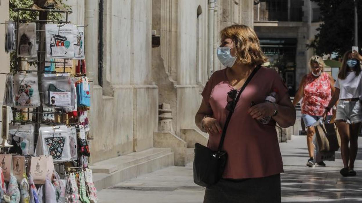 Una mujer observa los artículos de una tienda en el centro de Valencia