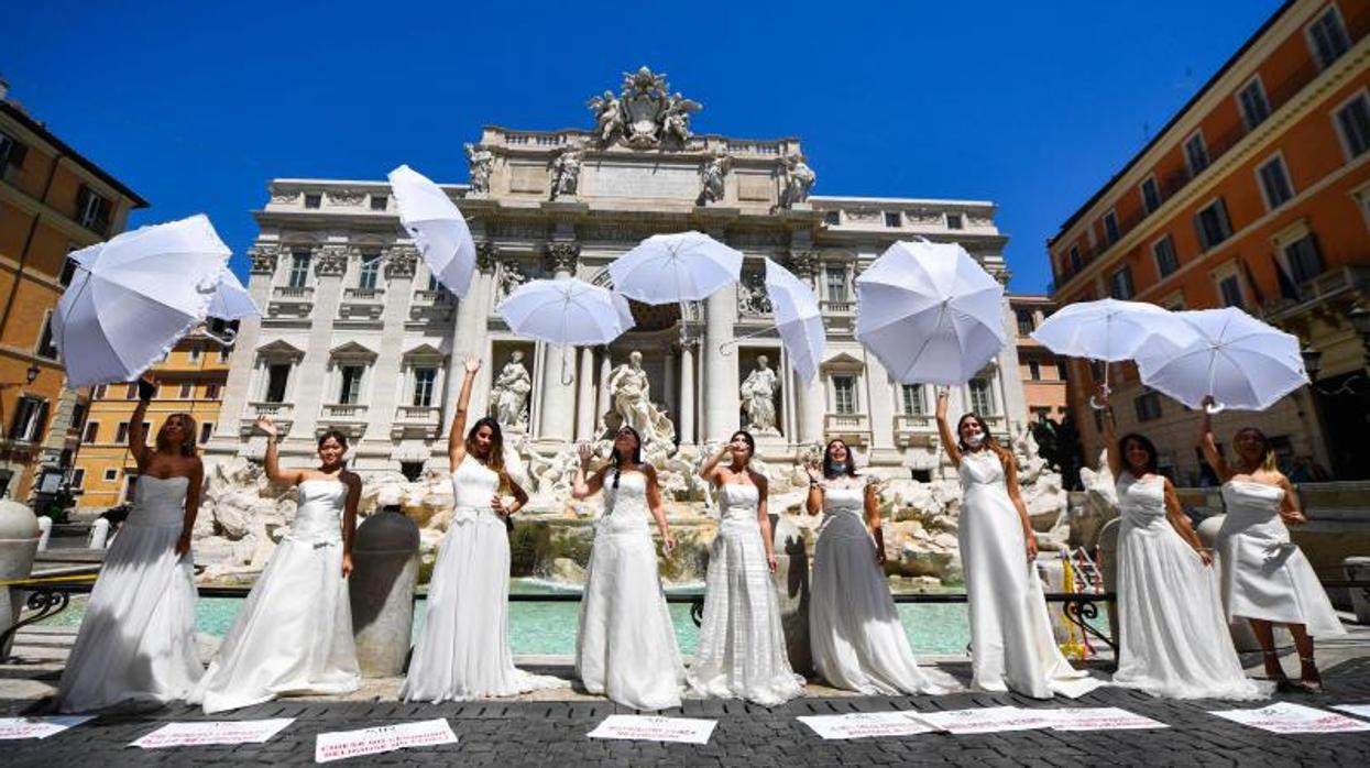 Novias protestan en Roma tras el aplazamiento de sus bodas debido al coronavirus