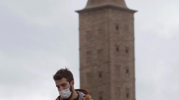 Cierran la Torre de Hercúles por el positivo de un trabajador